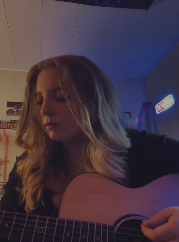 Profile photo of Anna, Guitar tutor at Wiingy 