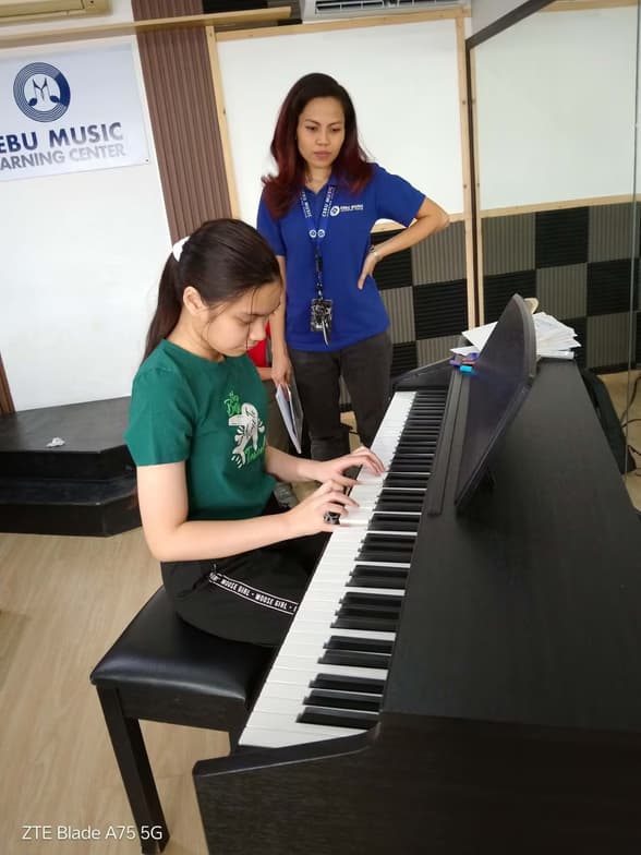 Stephanie Jean conducting a lesson 