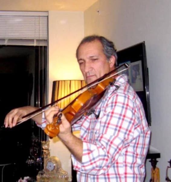 Profile photo of Hossein (max), Violin tutor at Wiingy 