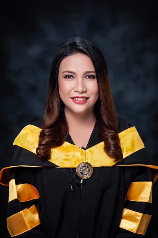 Graduation ceremony photo of Elainne Rose 