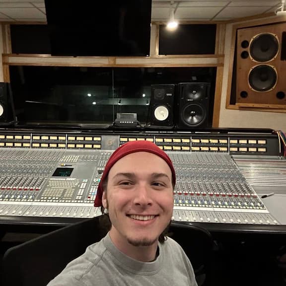 Profile photo of Eli, Guitar tutor at Wiingy 