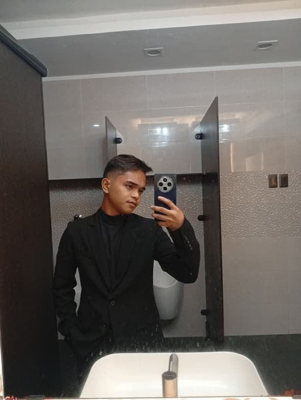 Profile photo of Reymar Janvince , Singing tutor at Wiingy 