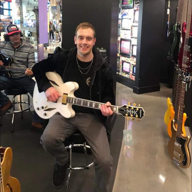 Profile photo of Panos, Guitar tutor at Wiingy 