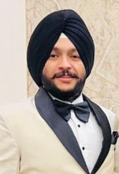 Profile photo of Divjot, GCSE tutor at Wiingy 