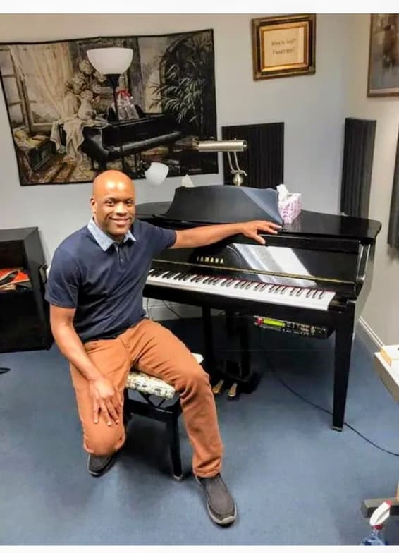 Profile photo of Thomas , Guitar tutor at Wiingy 