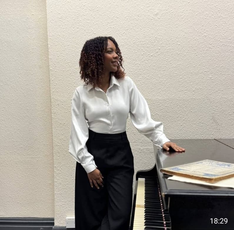 Profile photo of Ivonne , Piano tutor at Wiingy 