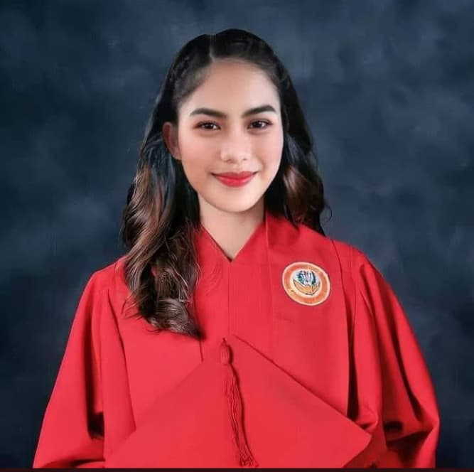 Graduation ceremony photo of Julie Ann 