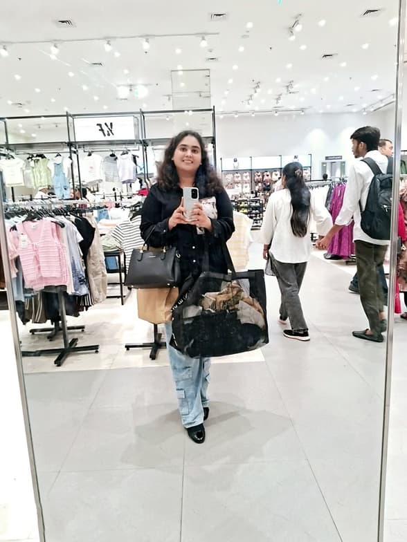 Travel snapshot of Ishita during a trip 