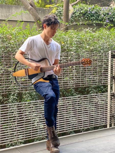 Profile photo of Eli, Guitar tutor at Wiingy