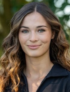 Profile photo of Yara Crestmont, undefined tutor at Wiingy