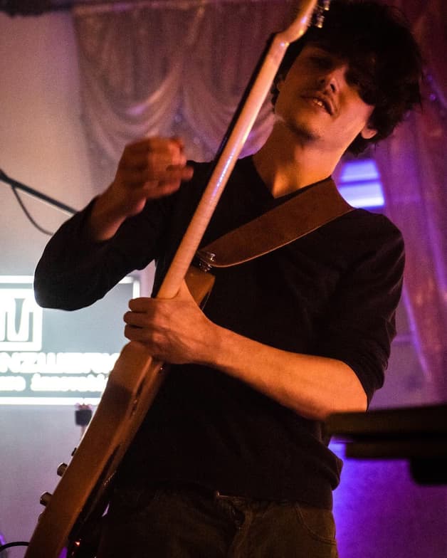 Profile photo of João, Guitar tutor at Wiingy