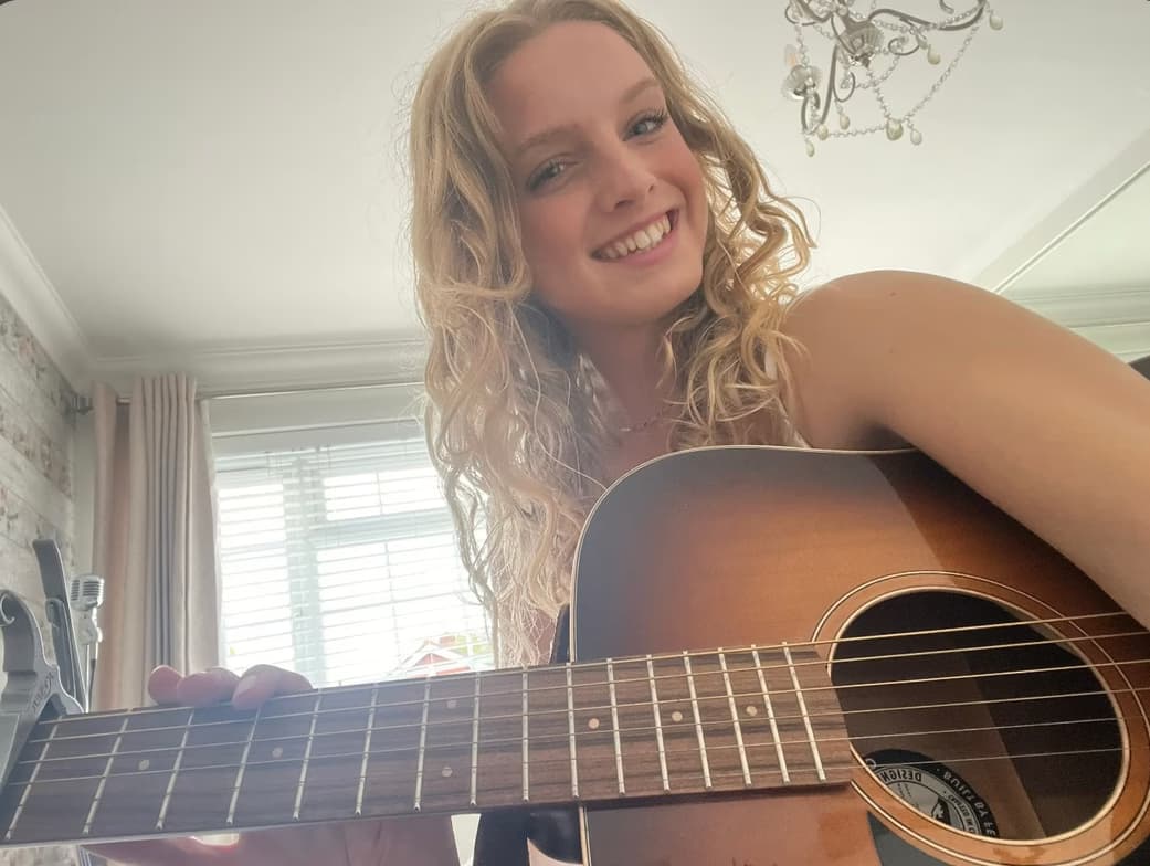 Profile photo of Shannon, Guitar tutor at Wiingy